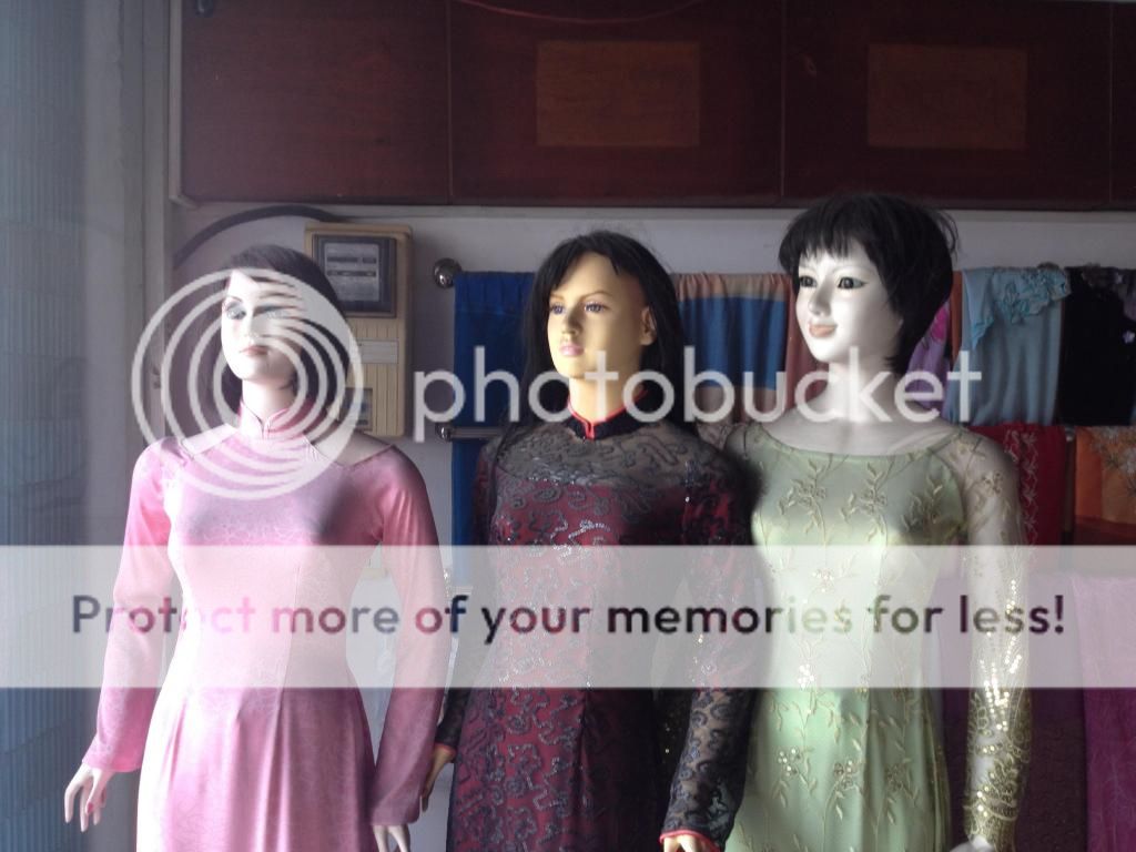 Sang tiệm bán 90 bộ áo dài truyền thống + 6 ma-nơ-canh nữ