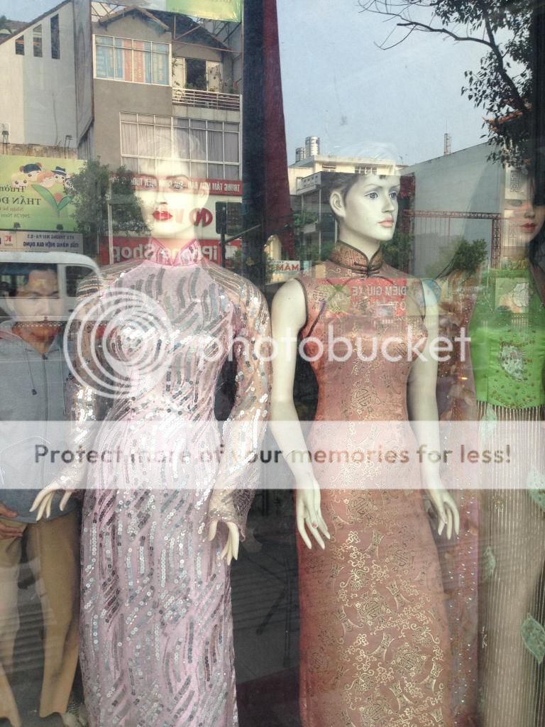 Sang tiệm bán 90 bộ áo dài truyền thống + 6 ma-nơ-canh nữ - 1